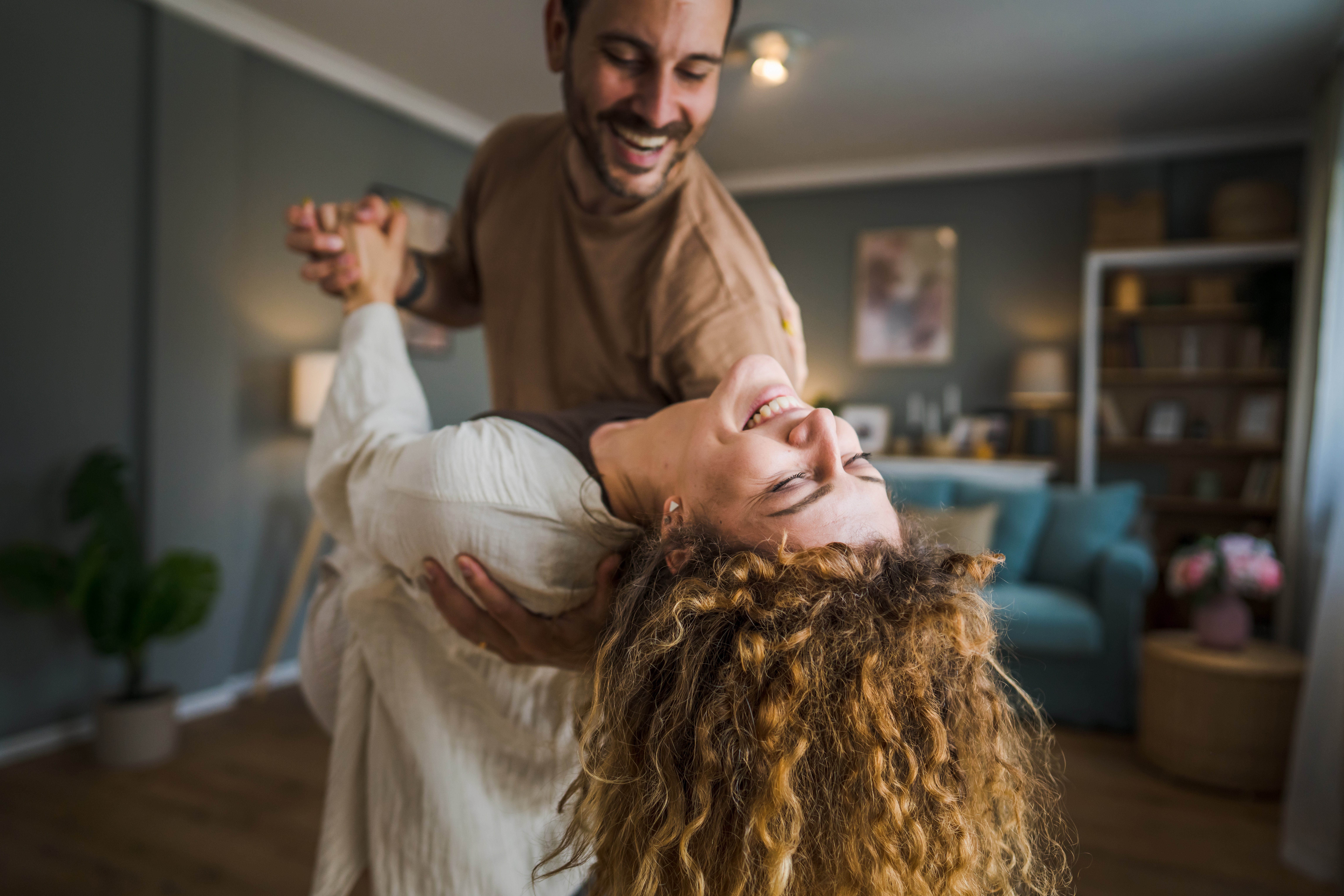 happy-couple-dance-at-home_GLBL_EN_SP_IMG_CU_PRO_26_95HZ(AdobeStock_618282015)
